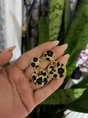 Leopar desenli sallantılı küpe